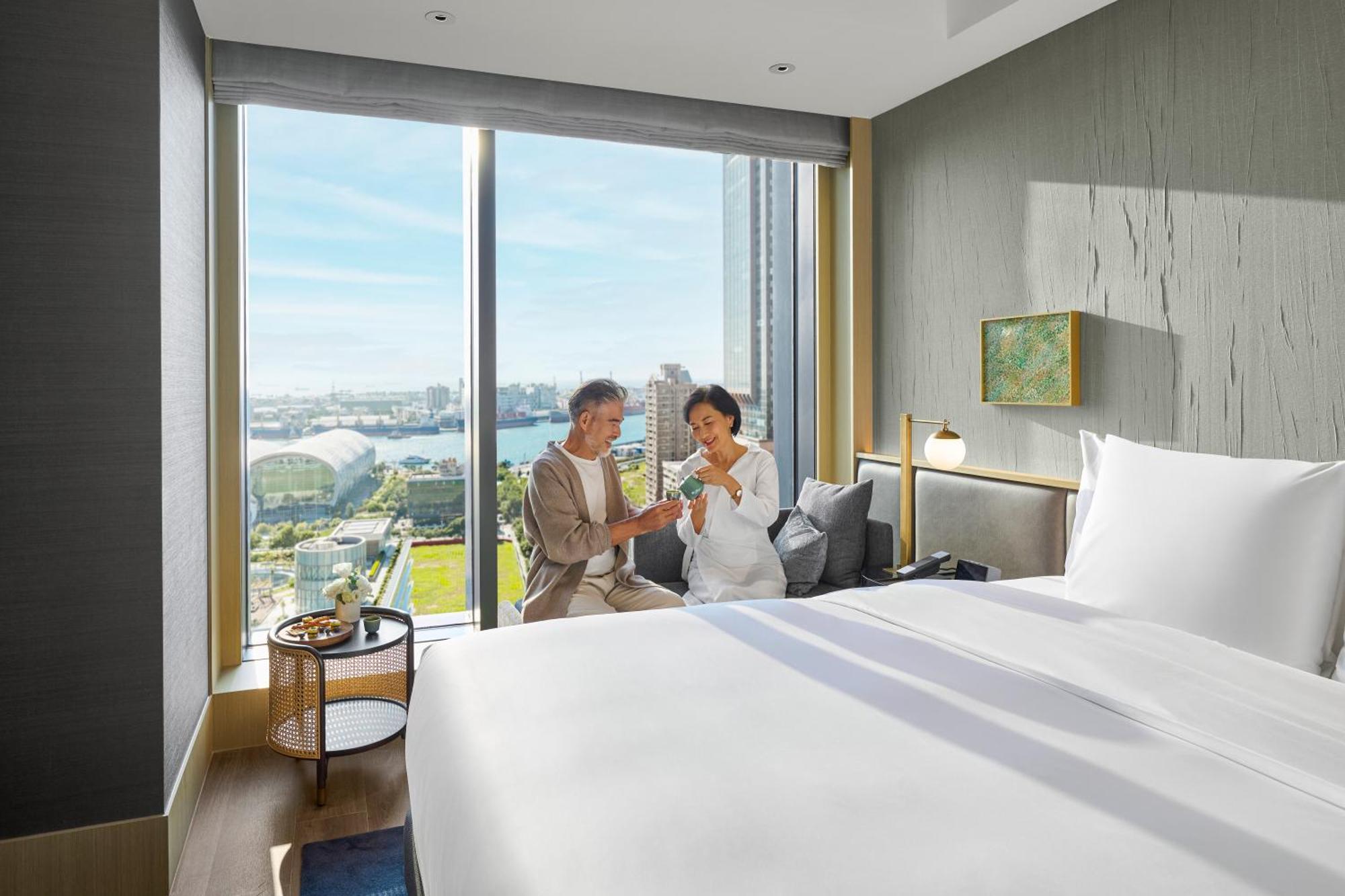 Intercontinental Kaohsiung By Ihg Hotell Rum bild A guest room at the hotel