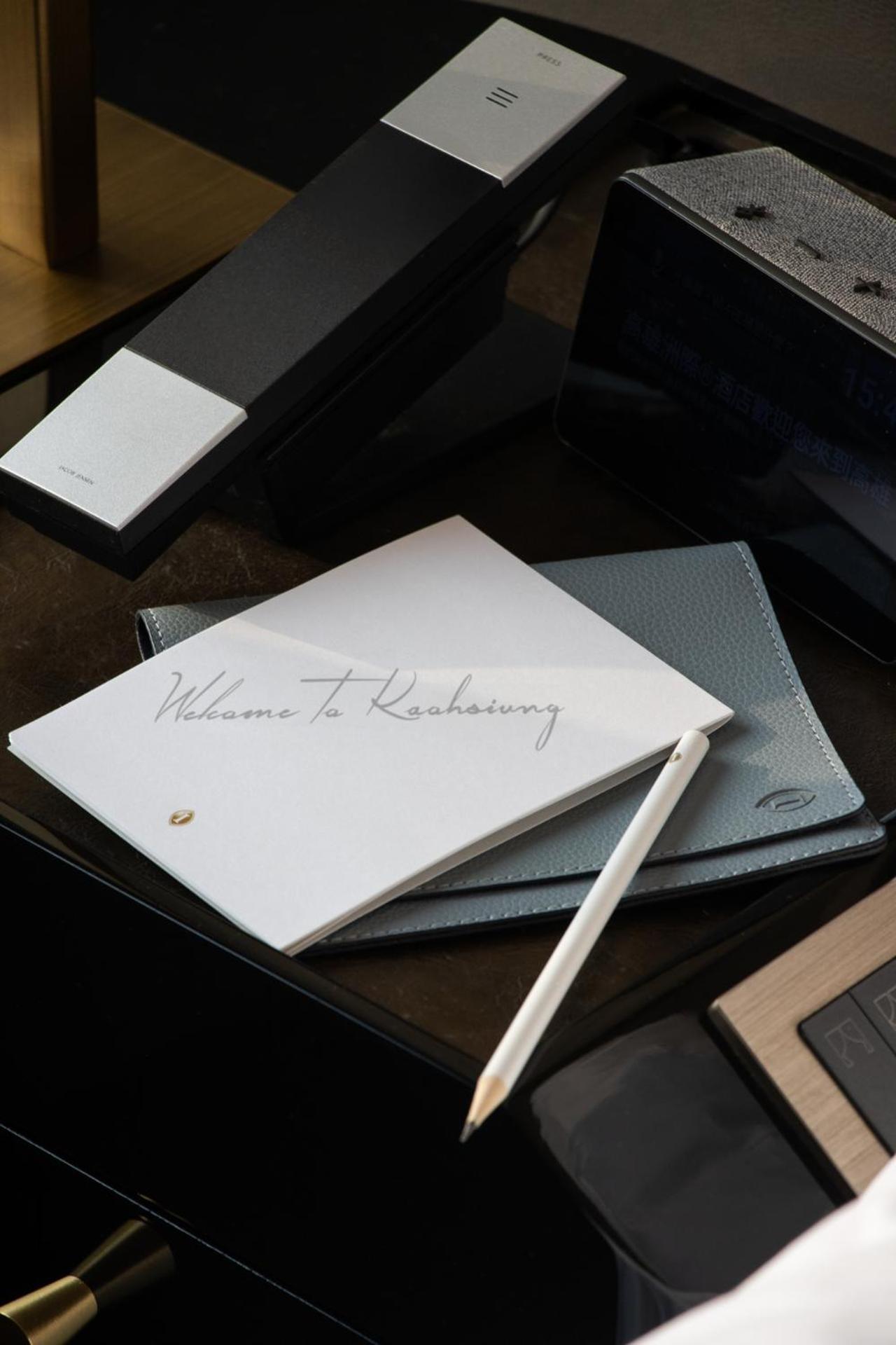 Intercontinental Kaohsiung By Ihg Hotell Exteriör bild Apple Pencil and the Apple Folio