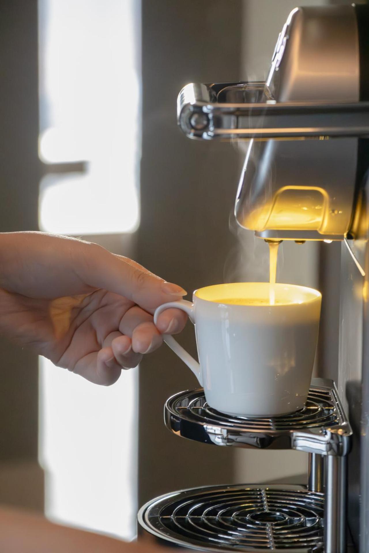 Intercontinental Kaohsiung By Ihg Hotell Rum bild A coffee machine