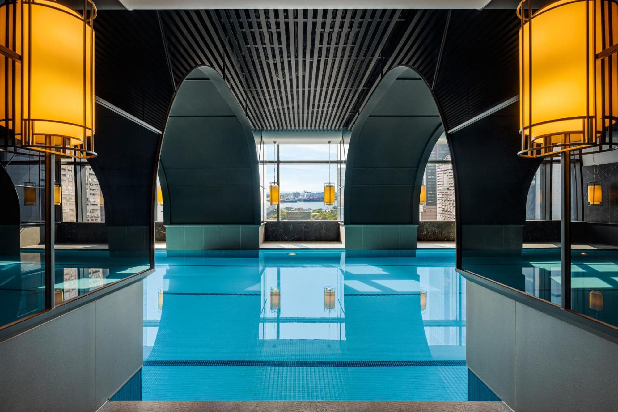 Intercontinental Kaohsiung By Ihg Hotell Exteriör bild The pool at the hotel