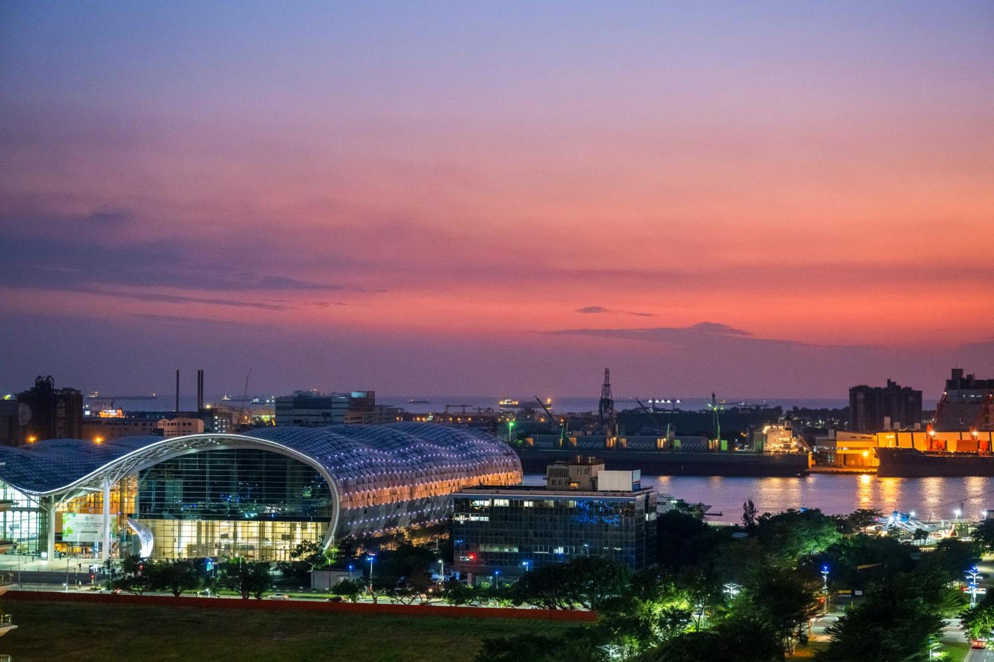 Intercontinental Kaohsiung By Ihg Hotell Exteriör bild View of the city