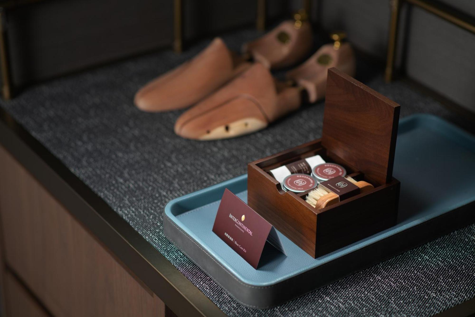 Intercontinental Kaohsiung By Ihg Hotell Exteriör bild Shoe shine kit